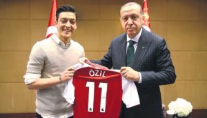Özil tại sao giải nghệ?